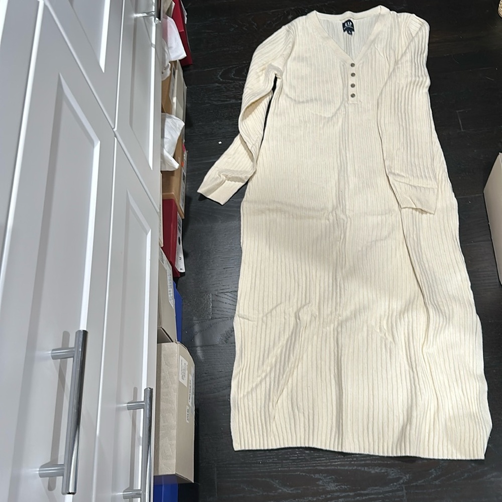 Women’s NWOT Gap size S Maternity cream Henley midi sweater dress